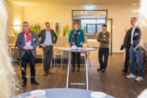 Hans-Jürgen Klumpe und Bürgermeister Otto Steinkamp begrüßen mit Wirtschaftsförderin Luisa Berlin (von links) die Gäste des Unternehmensfrühstücks. Foto: André Thöle / Gemeinde Wallenhorst