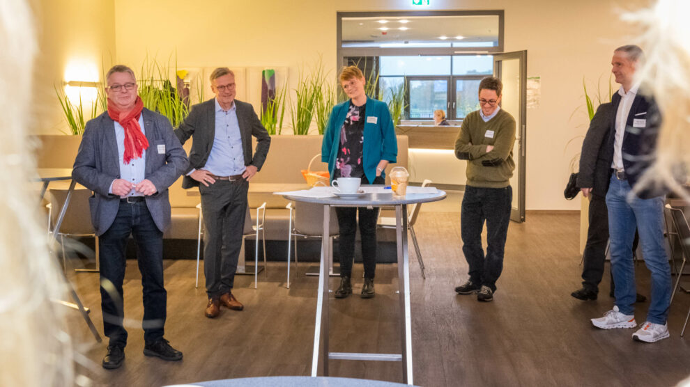 Hans-Jürgen Klumpe und Bürgermeister Otto Steinkamp begrüßen mit Wirtschaftsförderin Luisa Berlin (von links) die Gäste des Unternehmensfrühstücks. Foto: André Thöle / Gemeinde Wallenhorst