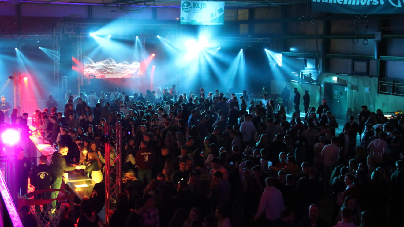 Ausgelassene Stimmung, beste Partylaune und eine volle Wallenhorster Sporthalle gab es auf der Nikolausparty 2023 der Landjugend. Foto: Marc Dallmöller / md-foto.com