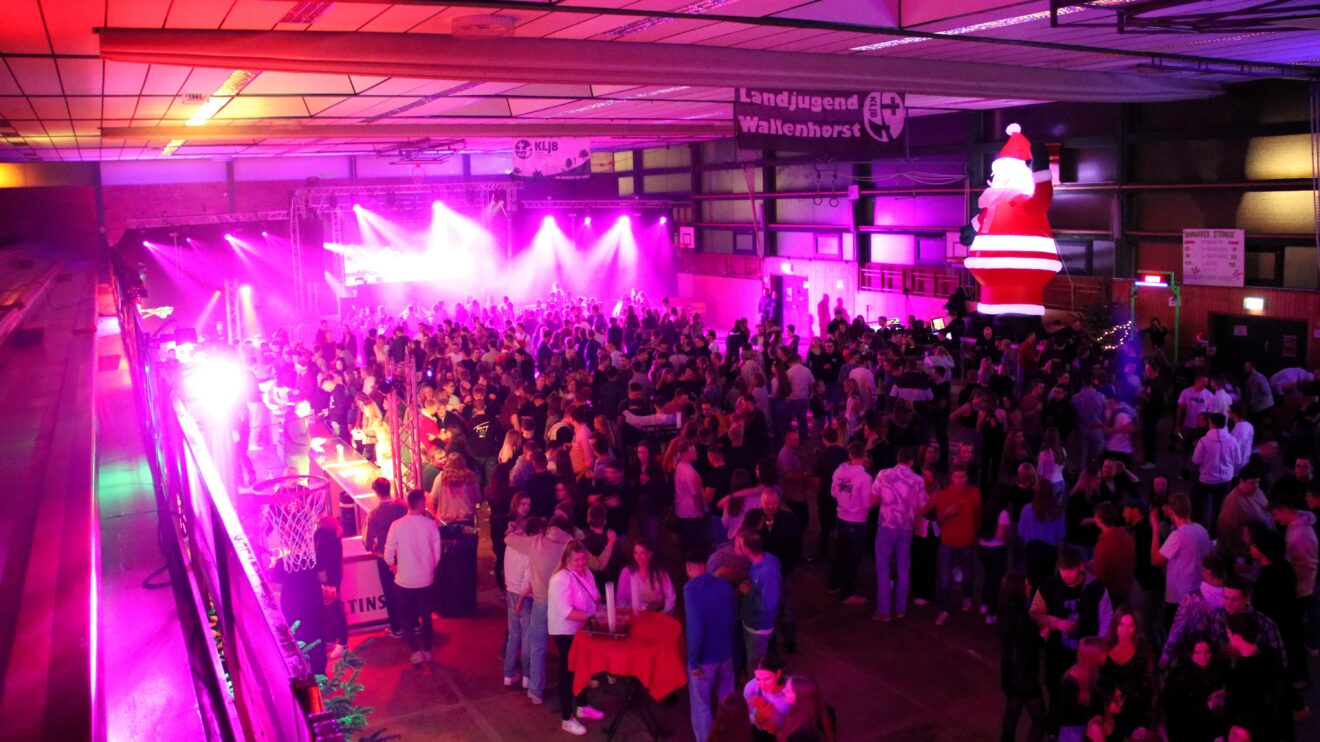 Ausgelassene Stimmung, beste Partylaune und eine volle Wallenhorster Sporthalle gab es auf der Nikolausparty 2023 der Landjugend. Foto: Marc Dallmöller / md-foto.com