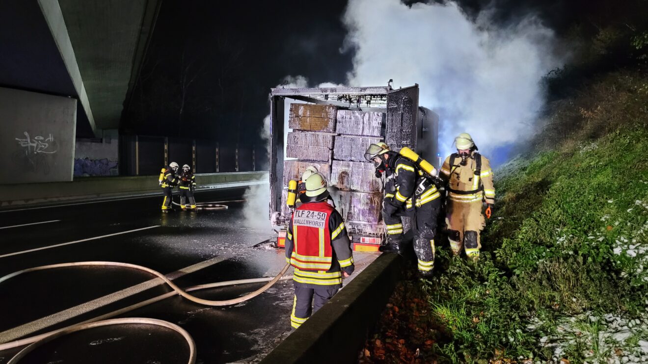 Die Freiwilligen Feuerwehren aus Wallenhorst, Bramsche und Engter beim Lkw-Brand auf der A1 am Montagabend. Foto: Marc Dallmöller / md-foto.com