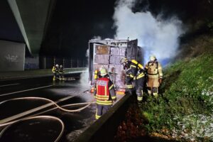 Die Freiwilligen Feuerwehren aus Wallenhorst, Bramsche und Engter beim Lkw-Brand auf der A1 am Montagabend. Foto: Marc Dallmöller / md-foto.com