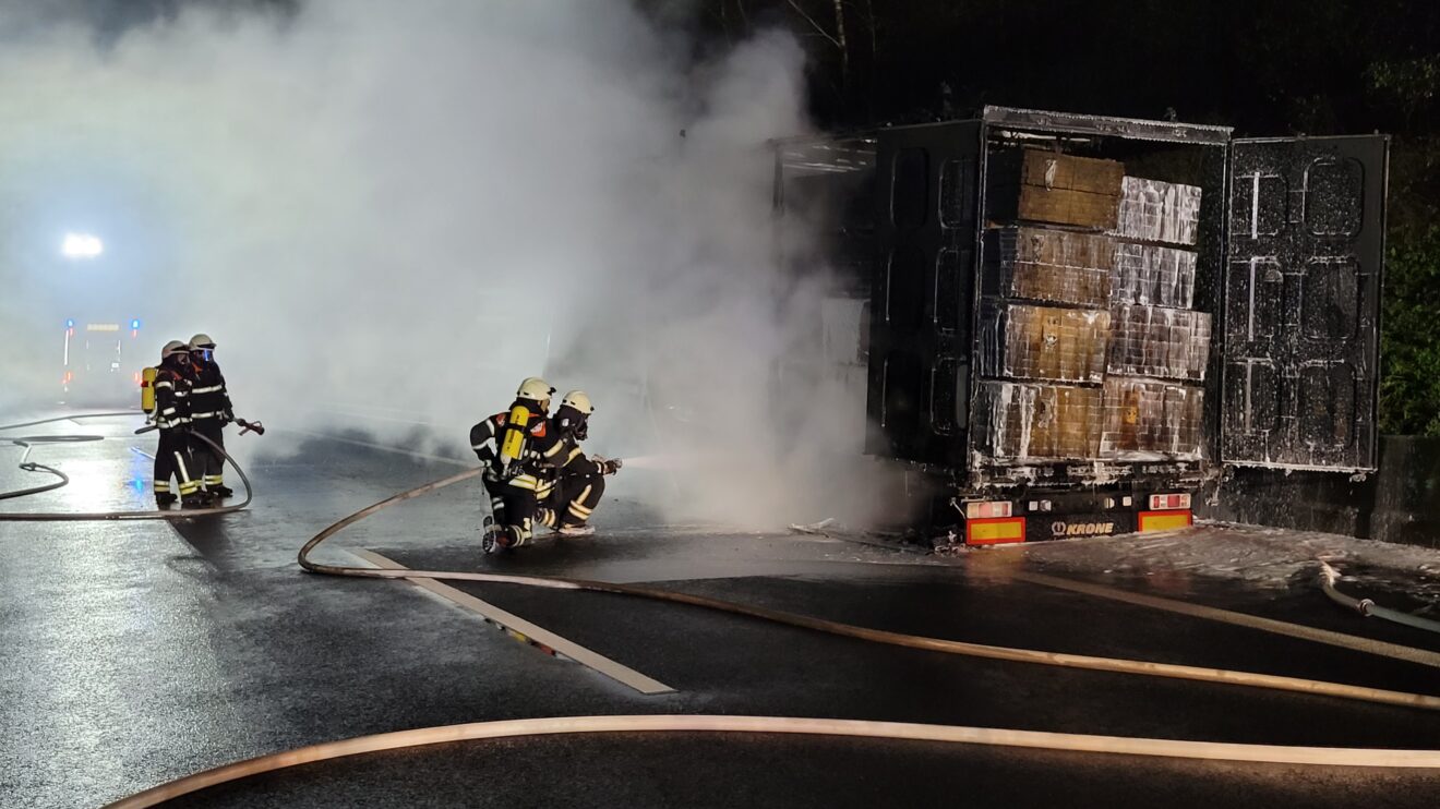 Die Freiwilligen Feuerwehren aus Wallenhorst, Bramsche und Engter beim Lkw-Brand auf der A1 am Montagabend. Foto: Marc Dallmöller / md-foto.com