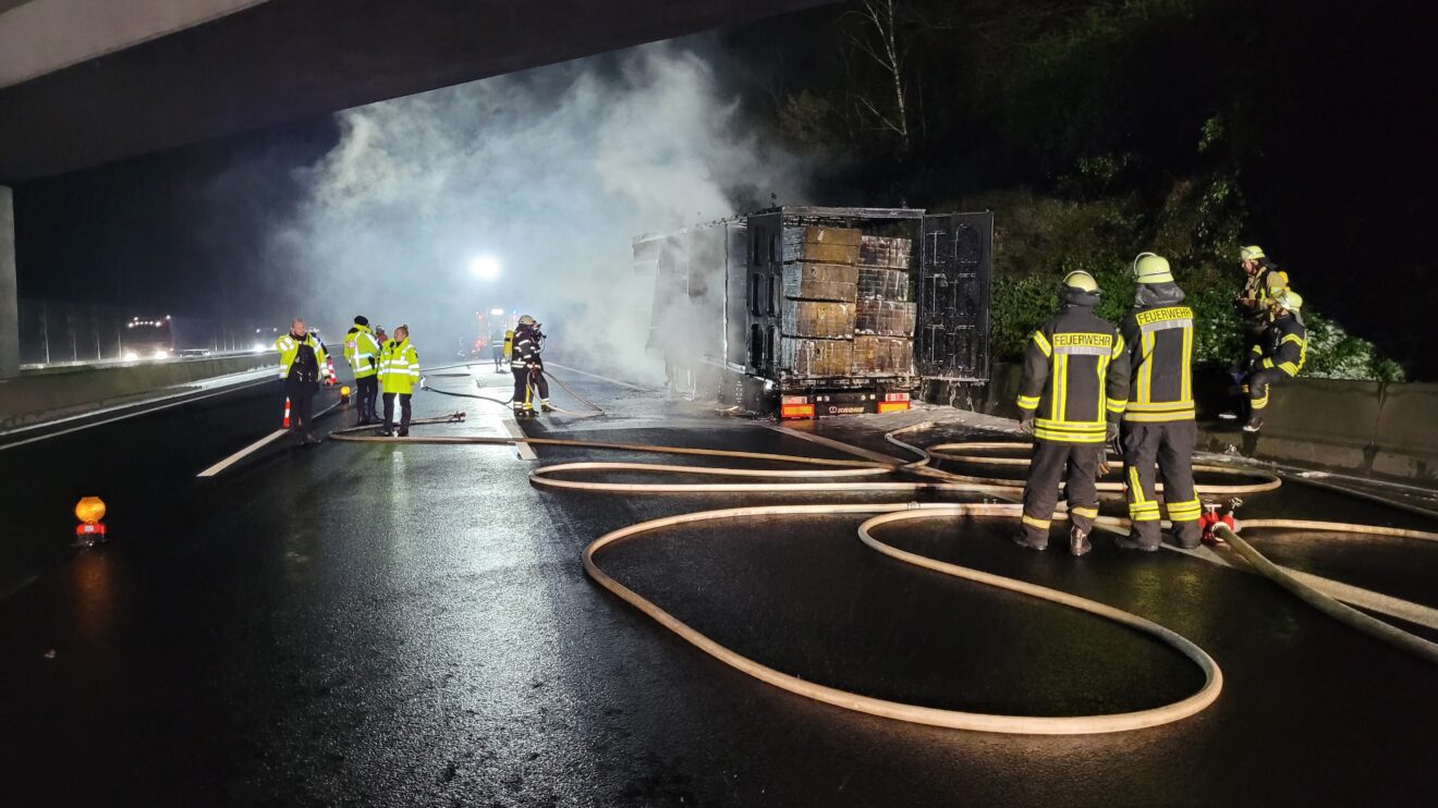 Die Freiwilligen Feuerwehren aus Wallenhorst, Bramsche und Engter beim Lkw-Brand auf der A1 am Montagabend. Foto: Marc Dallmöller / md-foto.com