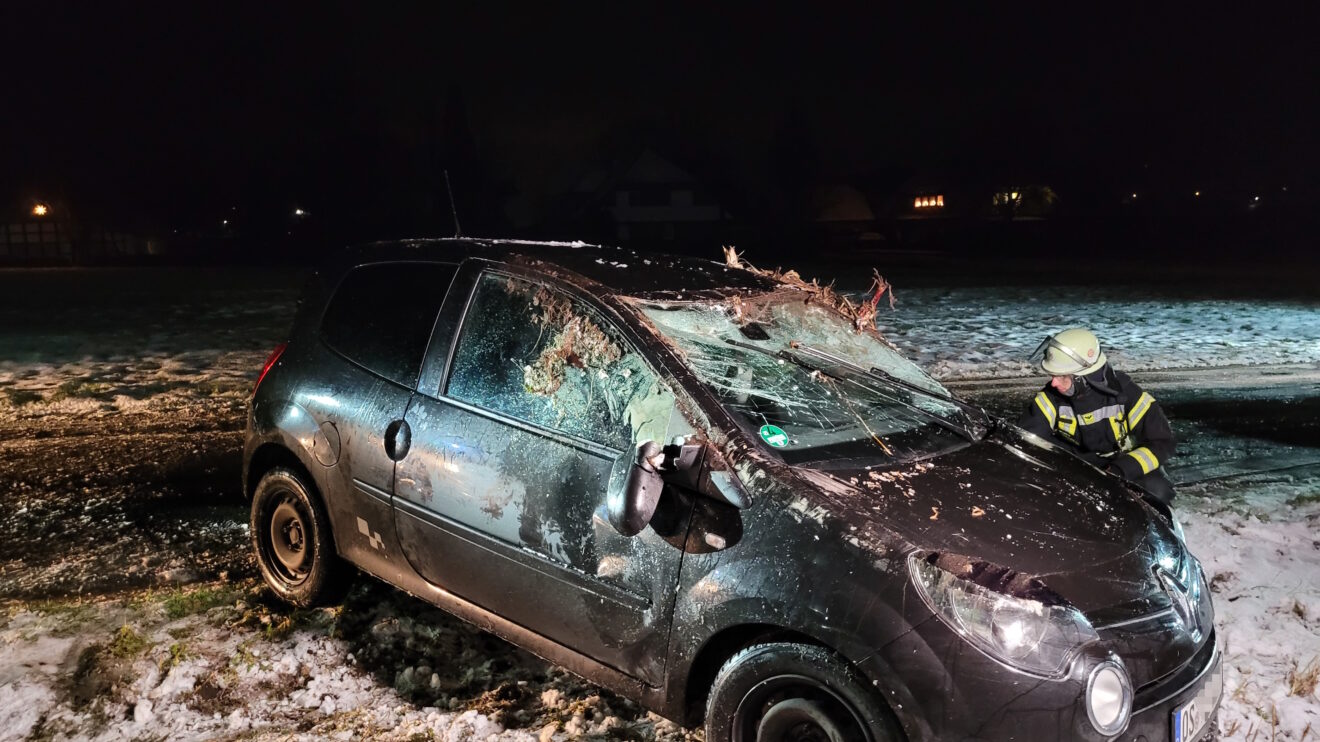 Schwerer Verkehrsunfall in Wallenhorst in der Nassen Heide am Montagabend. Foto: Marc Dallmöller / md-foto.com