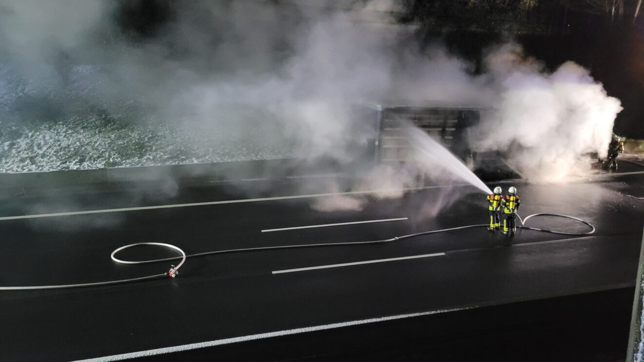 Die Freiwilligen Feuerwehren aus Wallenhorst, Bramsche und Engter beim Lkw-Brand auf der A1 am Montagabend. Foto: Marc Dallmöller / md-foto.com