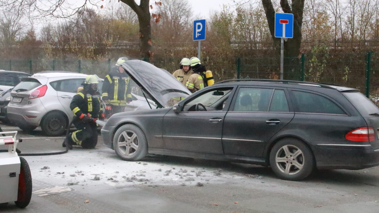 Die Freiwillige Feuerwehr Wallenhorst wurde zu einem Pkw-Brand nach Lechtingen alarmiert. Foto: Marc Dallmöller / md-foto.com