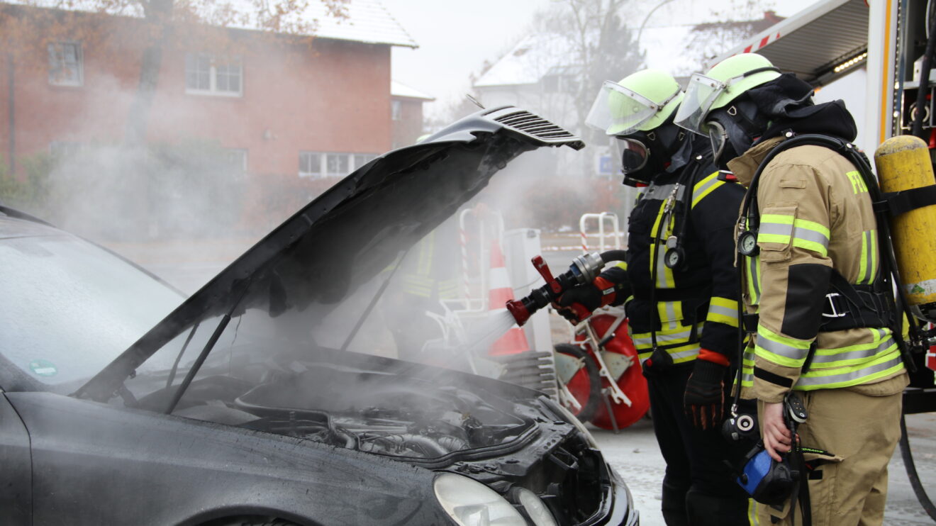 Die Freiwillige Feuerwehr Wallenhorst wurde zu einem Pkw-Brand nach Lechtingen alarmiert. Foto: Marc Dallmöller / md-foto.com