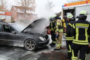 Die Freiwillige Feuerwehr Wallenhorst wurde zu einem Pkw-Brand nach Lechtingen alarmiert. Foto: Marc Dallmöller / md-foto.com