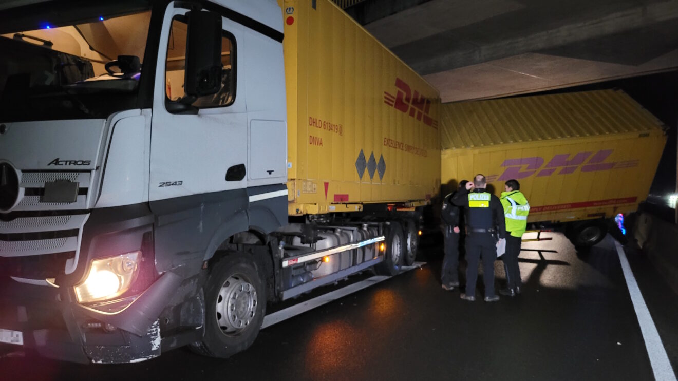 Verkehrsunfall mit einem Paketlaster auf der A1 bei Wallenhorst. Foto: Marc Dallmöller / md-foto.com