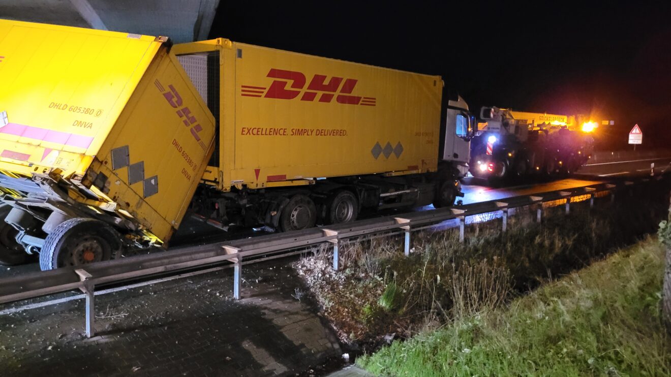 Verkehrsunfall mit einem Paketlaster auf der A1 bei Wallenhorst. Foto: Marc Dallmöller / md-foto.com