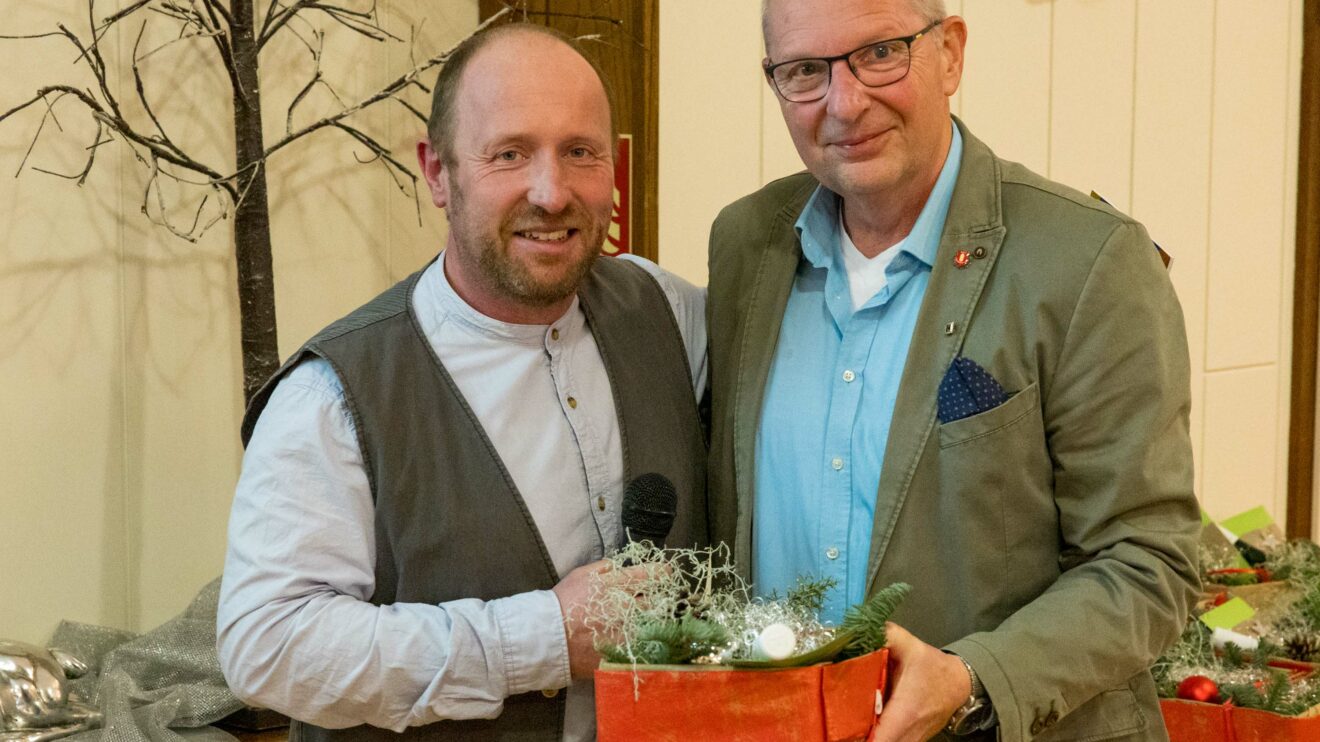 Christian Speer (rechts) dankt Andreas Meyknecht für seinen informativen Vortrag. Foto: André Thöle