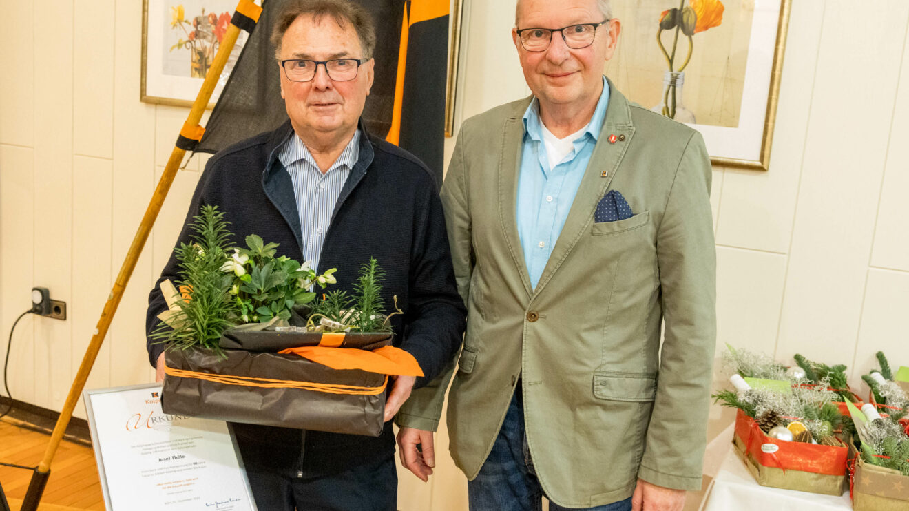 Christian Speer (rechts) gratuliert Josef Thöle zum 60-jährigen Jubiläum mit einem Präsent. Foto: André Thöle