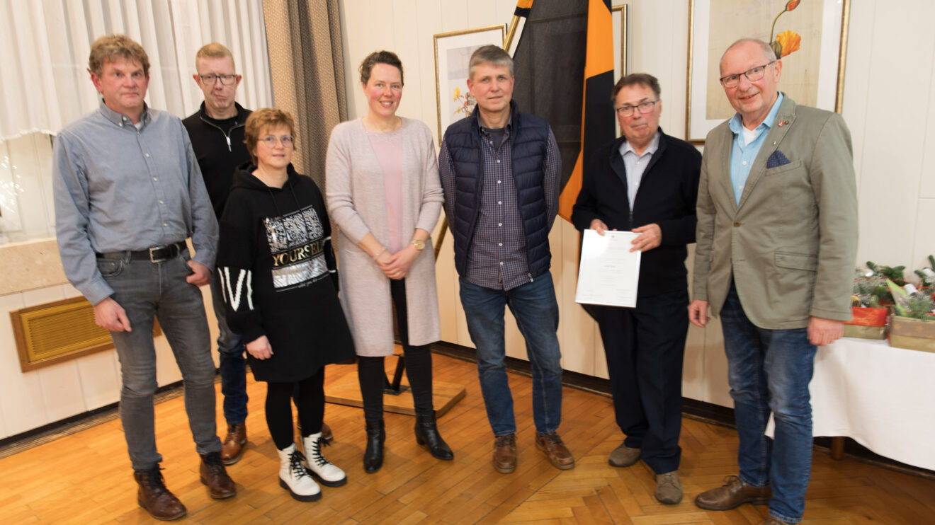 Die anwesenden Jubilare (von links) Thomas Wulftange, Ludger Bröcker, Silke Placke, Christiane Brockmeyer, Markus Holtmeyer und Josef Thöle mit Christian Speer. Foto: André Thöle