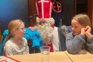 Die Kinder sagen für St. Nikolaus Gedichte auf. Foto: Kolpingsfamilie Hollage