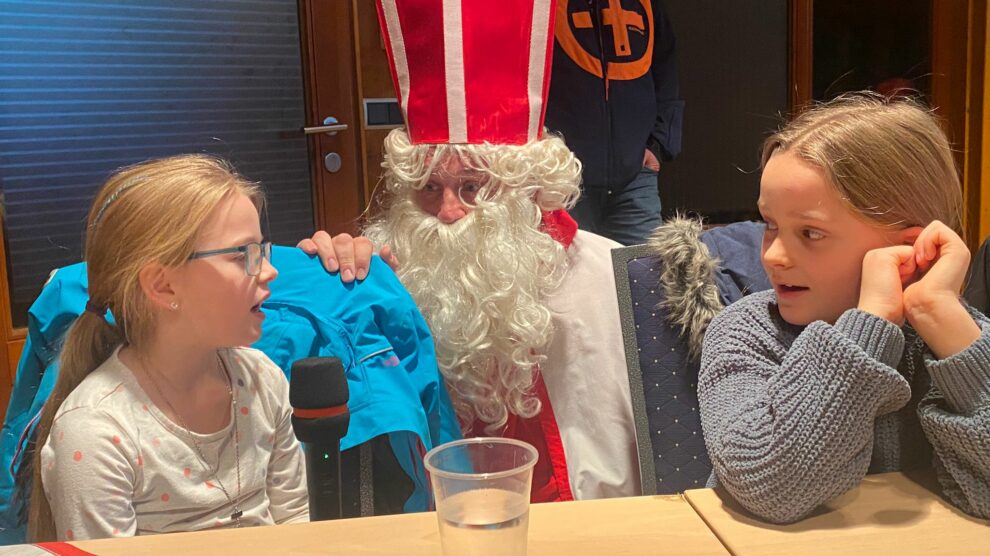 Die Kinder sagen für St. Nikolaus Gedichte auf. Foto: Kolpingsfamilie Hollage