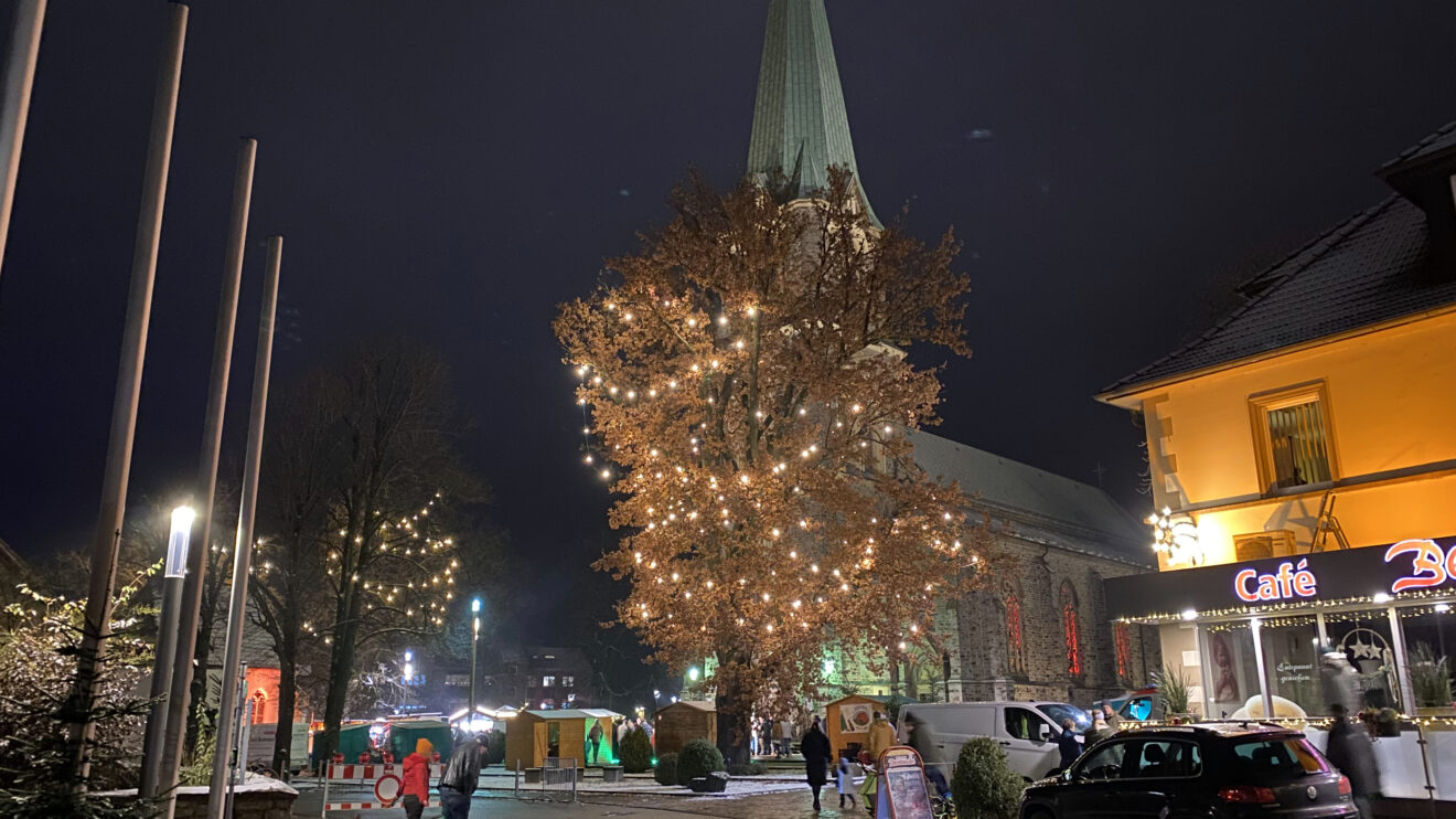 Adventliche Stimmung auf dem Wallenhorster Weihnachtsmarkt 2023 rund um die Alexanderkirche. Foto: Wallenhorster.de