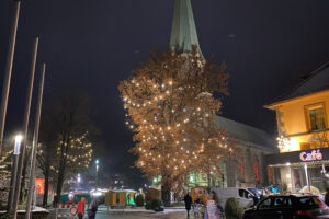 Adventliche Stimmung auf dem Wallenhorster Weihnachtsmarkt 2023 rund um die Alexanderkirche. Foto: Wallenhorster.de