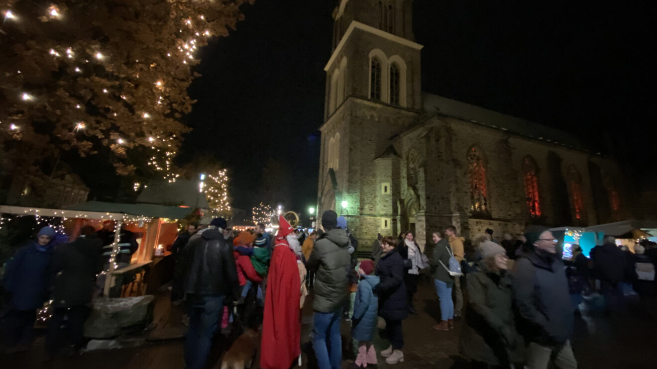 Adventliche Stimmung auf dem Wallenhorster Weihnachtsmarkt 2023 rund um die Alexanderkirche. Foto: Wallenhorster.de