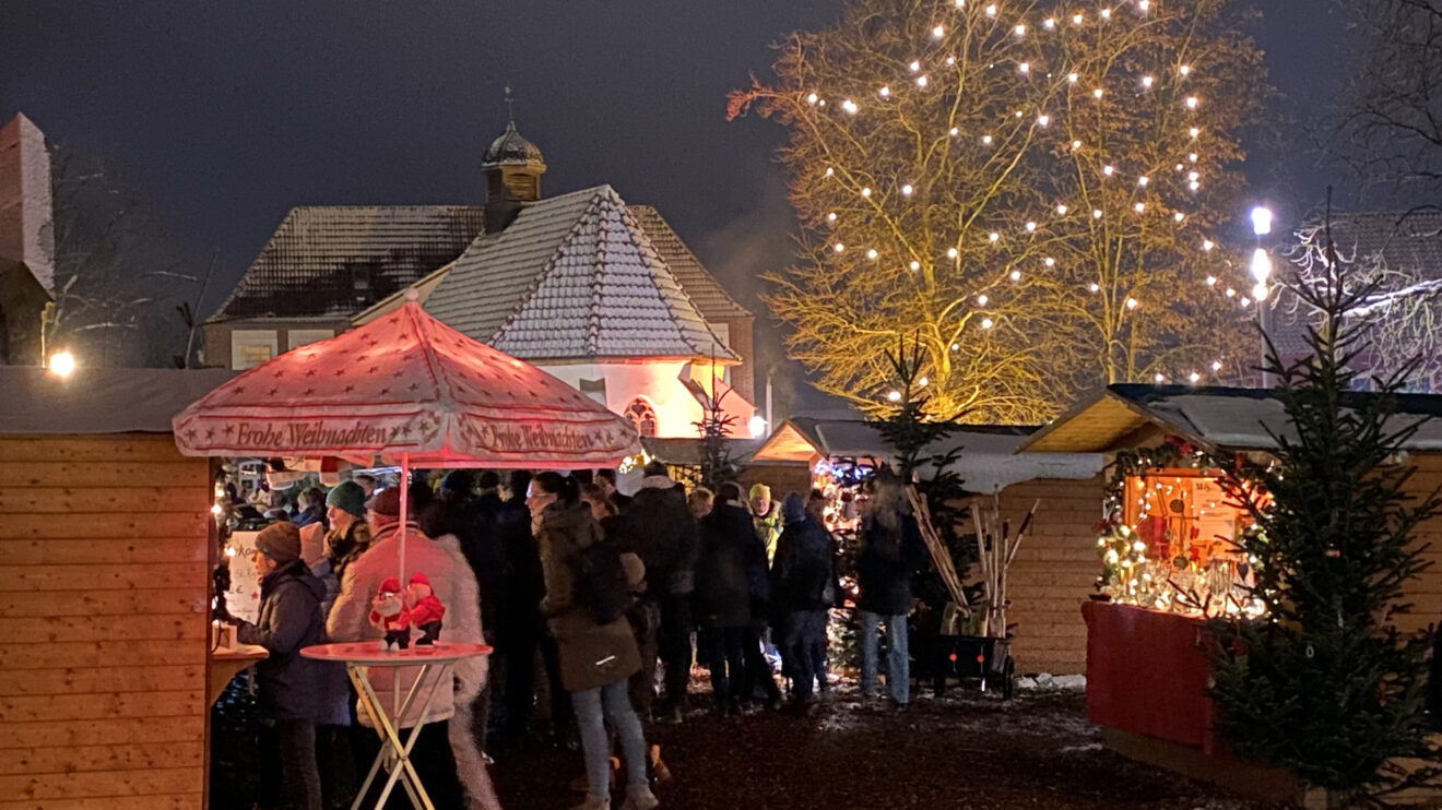 Adventliche Stimmung auf dem Wallenhorster Weihnachtsmarkt 2023 rund um die Alexanderkirche. Foto: Wallenhorster.de