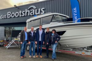 Bürgermeister Otto Steinkamp, Dirk Levien, Frederic Frey, Wirtschaftsförderin Luisa Berlin und Tatjana Solomon (von links) freuen sich über die Bootshaus-Eröffnung in Wallenhorst. Foto: Lara Potrykus