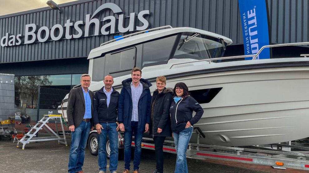 Bürgermeister Otto Steinkamp, Dirk Levien, Frederic Frey, Wirtschaftsförderin Luisa Berlin und Tatjana Solomon (von links) freuen sich über die Bootshaus-Eröffnung in Wallenhorst. Foto: Lara Potrykus