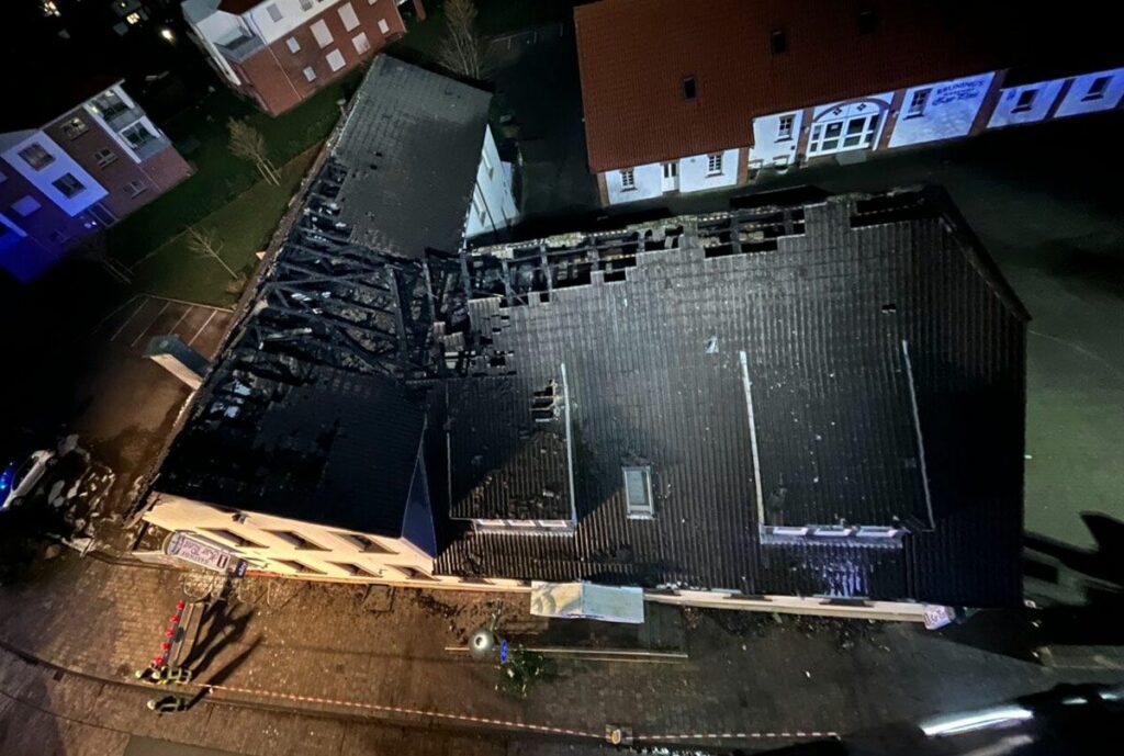 Das Ausmaß des Dachstuhlbrands beim „Gasthof zur Post“ in Wallenhorst in der Neujahrsnacht aus der Luft betrachtet. Foto: Feuerwehr Wallenhorst