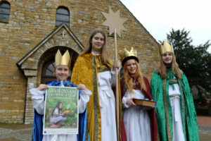 Freuen sich auf den Sternsingerempfang beim Bundeskanzler: die vier Sternsinger aus der Pfarrgemeinde St. Josef Hollage. Foto: Bistum Osnabrück