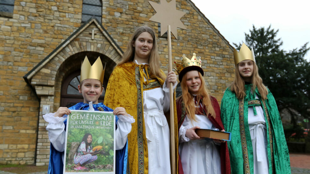 Freuen sich auf den Sternsingerempfang beim Bundeskanzler: die vier Sternsinger aus der Pfarrgemeinde St. Josef Hollage. Foto: Bistum Osnabrück