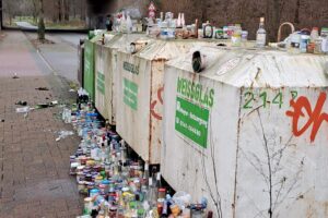 Überfüllter Altglascontainer in Lechtingen. Die Glasscherben gefährden Fußgänger, Radfahrer und andere Verkehrsteilnehmer. Foto: Gemeinde Wallenhorst