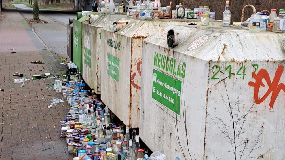 Überfüllter Altglascontainer in Lechtingen. Die Glasscherben gefährden Fußgänger, Radfahrer und andere Verkehrsteilnehmer. Foto: Gemeinde Wallenhorst