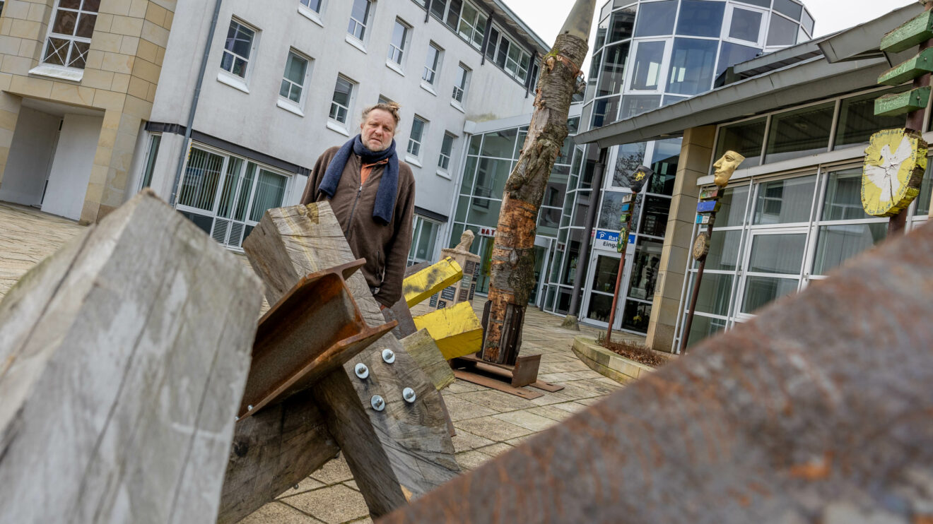 Volker-Johannes Trieb mit seiner Installation „Gedankensperre“ vor dem Wallenhorster Rathaus. Foto: André Thöle