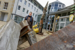 Volker-Johannes Trieb mit seiner Installation „Gedankensperre“ vor dem Wallenhorster Rathaus. Foto: André Thöle