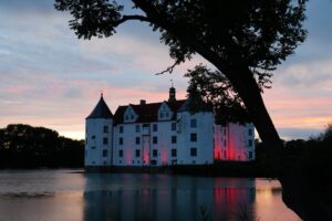 Glücksburg ist eine der Stationen auf der Radtour zum nördlichsten Punkt Deutschlands. Foto: Oliver Bachmann / Pixabay