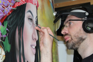 Mit Präzision arbeitet Jérémy Piquet in seinem Atelier an seinen fantasievollen Gemälden. Foto: Jérémy Piquet