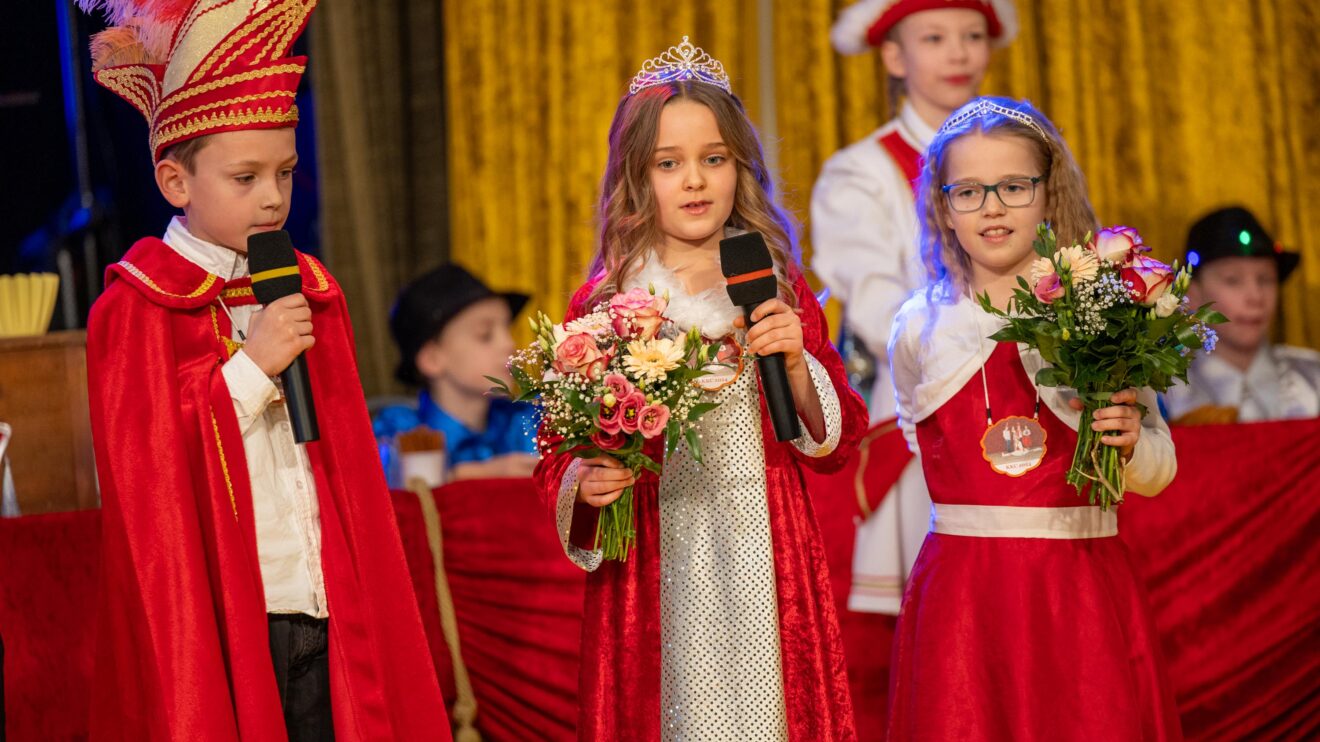 Prinz Tim I. und Prinzessin Merle I. (Tim Schaber und Merle Rotert) eröffnen den Kinderkarneval. Foto: André Thöle