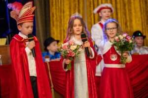 Prinz Tim I. und Prinzessin Merle I. (Tim Schaber und Merle Rotert) eröffnen den Kinderkarneval. Foto: André Thöle