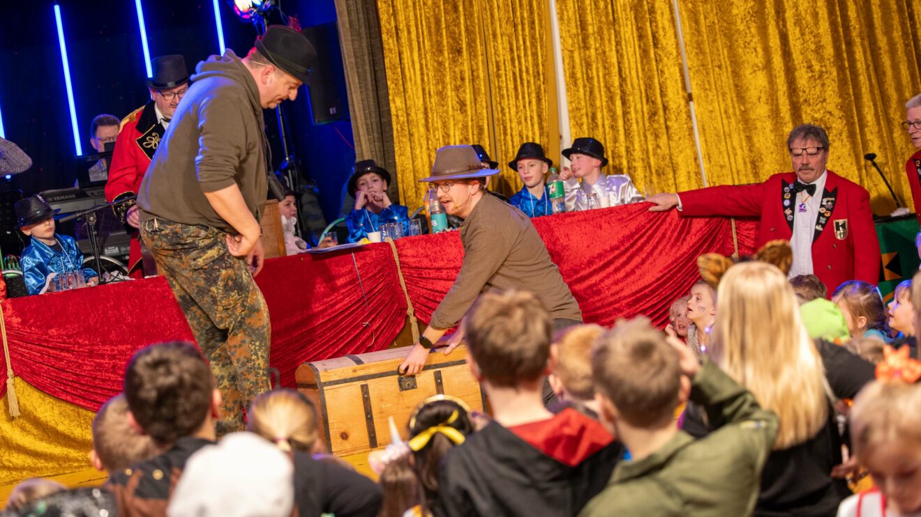 Am Ende der Schatzsuche mit Maik Hörnschemeyer und Michael Lührmann wartet eine Schatzkiste auf die Kinder. Foto: André Thöle