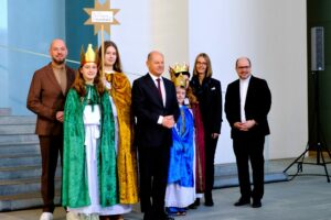 Die Sternsinger Anna (15), Marie (12), Ben (9) und Johanna Maria (12) sowie Begleiterin Doreen Dopheide aus der Gemeinde St. Josef in Wallenhorst-Hollage vertraten das Bistum Osnabrück am Montagnachmittag beim Sternsinger-Empfang von Bundeskanzler Olaf Scholz zur 66. Aktion Dreikönigssingen. Zum Gruppenfoto mit dem Kanzler stellten sie sich gemeinsam mit Pfarrer Dirk Bingener, Präsident des Kindermissionswerks ‚Die Sternsinger‘, und Domvikar Stefan Ottersbach, Bundespräses des Bundes der Deutschen Katholischen Jugend (BDKJ), im Bundeskanzleramt auf. Foto: Ralf Adloff/ Kindermissionswerk