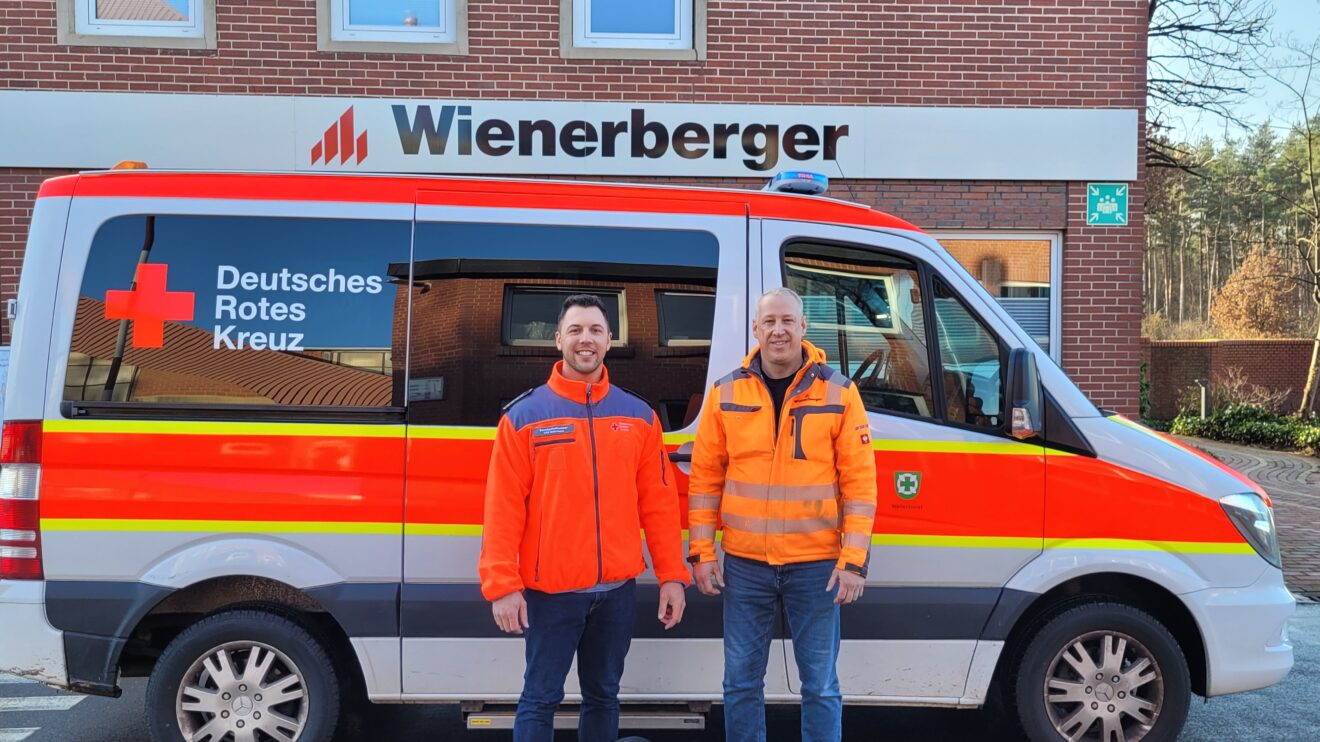 Die Wienerberger GmbH spendete dem DRK Wallenhorst die Sondersignalanlage für den neuen Mannschaftstransportwagen und ein passendes Vorzelt. Foto: Marc Dallmöller / DRK Wallenhorst