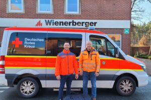 Die Wienerberger GmbH spendete dem DRK Wallenhorst die Sondersignalanlage für den neuen Mannschaftstransportwagen und ein passendes Vorzelt. Foto: Marc Dallmöller / DRK Wallenhorst