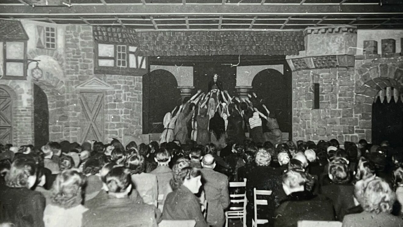 Bei den Aufführungen „Bettler vor dem Kreuz“ im Winter 1953 waren in einigen Szenen bis zu 70 Laienspieler auf der 16 m breiten Bühne. Foto: Herbert Müller