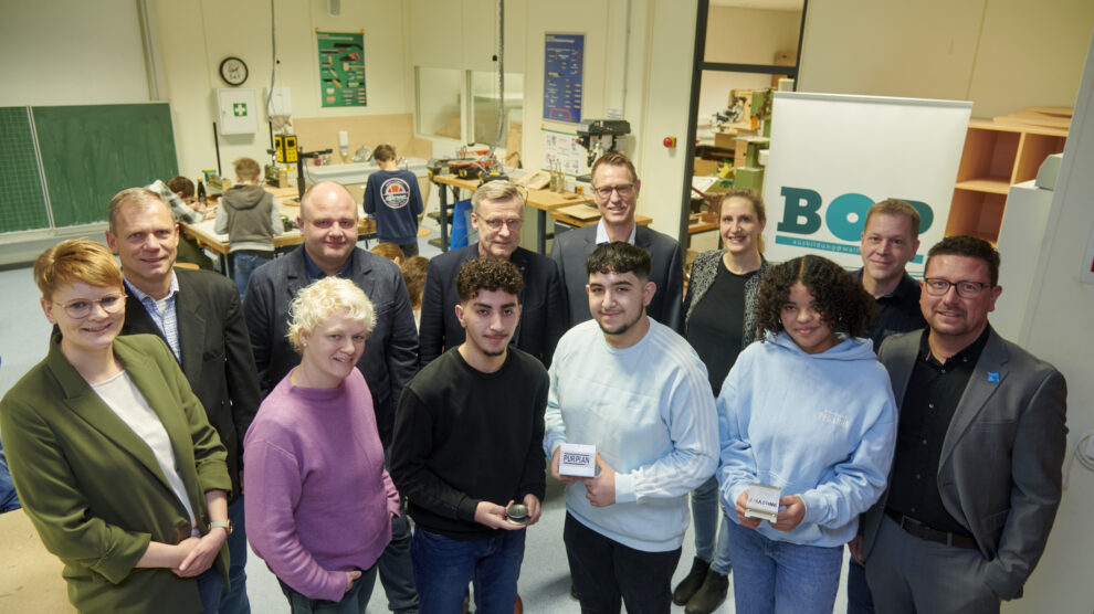 Auf den B.O.P. freuen sich (von hinten links): Harald Brinkmeyer (Fachleiter Realschule Wallenhorst), Arne Willms (Schulleiter Alexanderschule), Otto Steinkamp (Bürgermeister Gemeinde Wallenhorst), Stefan Schmidt (Schulleiter Realschule), Kerstin Hüls (Servicestelle), Thorger Stapenhorst (Fachleiter Alexanderschule) und (von vorne links): Luisa Berlin (Wirtschaftsförderung Wallenhorst), Kristina Flaßpöhler (Ausbildungslotsin), Hamke Hassan Hamke, Elmedin Mustafa, Eliza Thiemann (Schüler Realschule) sowie Lars Hellmers (Vorstand MaßArbeit). Foto: MaßArbeit / Uwe Lewandowski