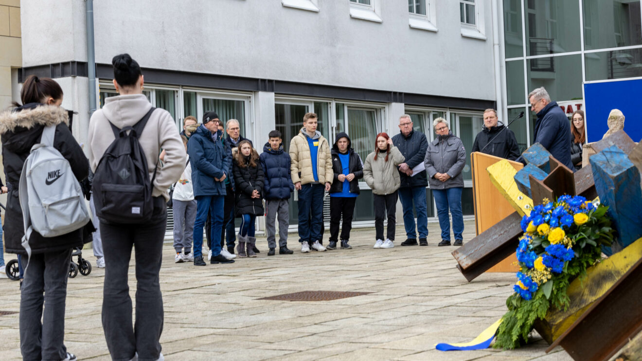 Gedenkveranstaltung zum Krieg in der Ukraine vor dem Wallenhorster Rathaus. Foto: André Thöle