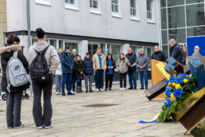Gedenkveranstaltung zum Krieg in der Ukraine vor dem Wallenhorster Rathaus. Foto: André Thöle