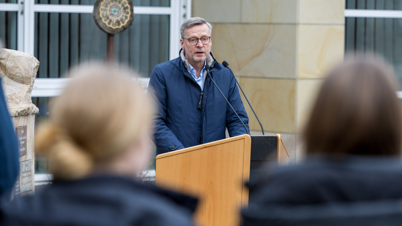 Bürgermeister Otto Steinkamp spricht vor Schülern der Alexanderschule und Ratsmitgliedern. Foto: André Thöle