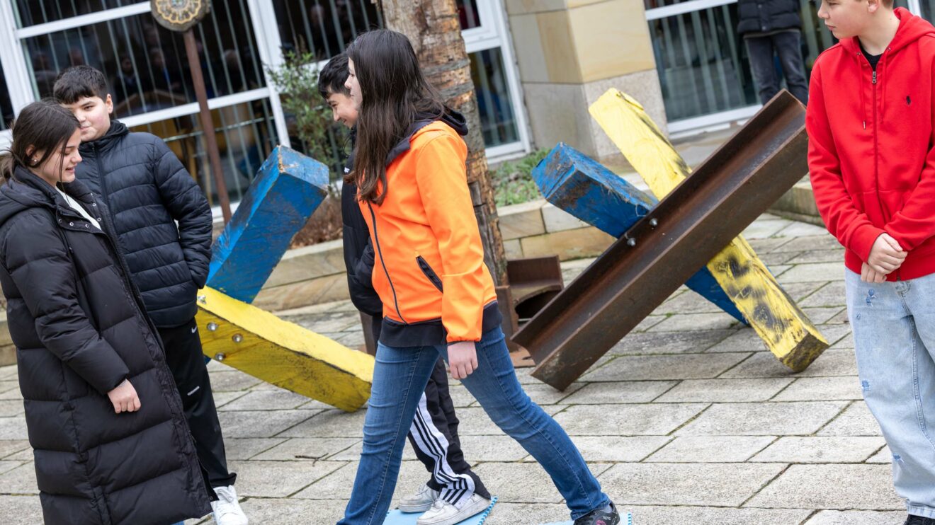 Schülerinnen und Schüler der Alexanderschule erinnern szenisch an die Annexion der Krim. Foto: André Thöle