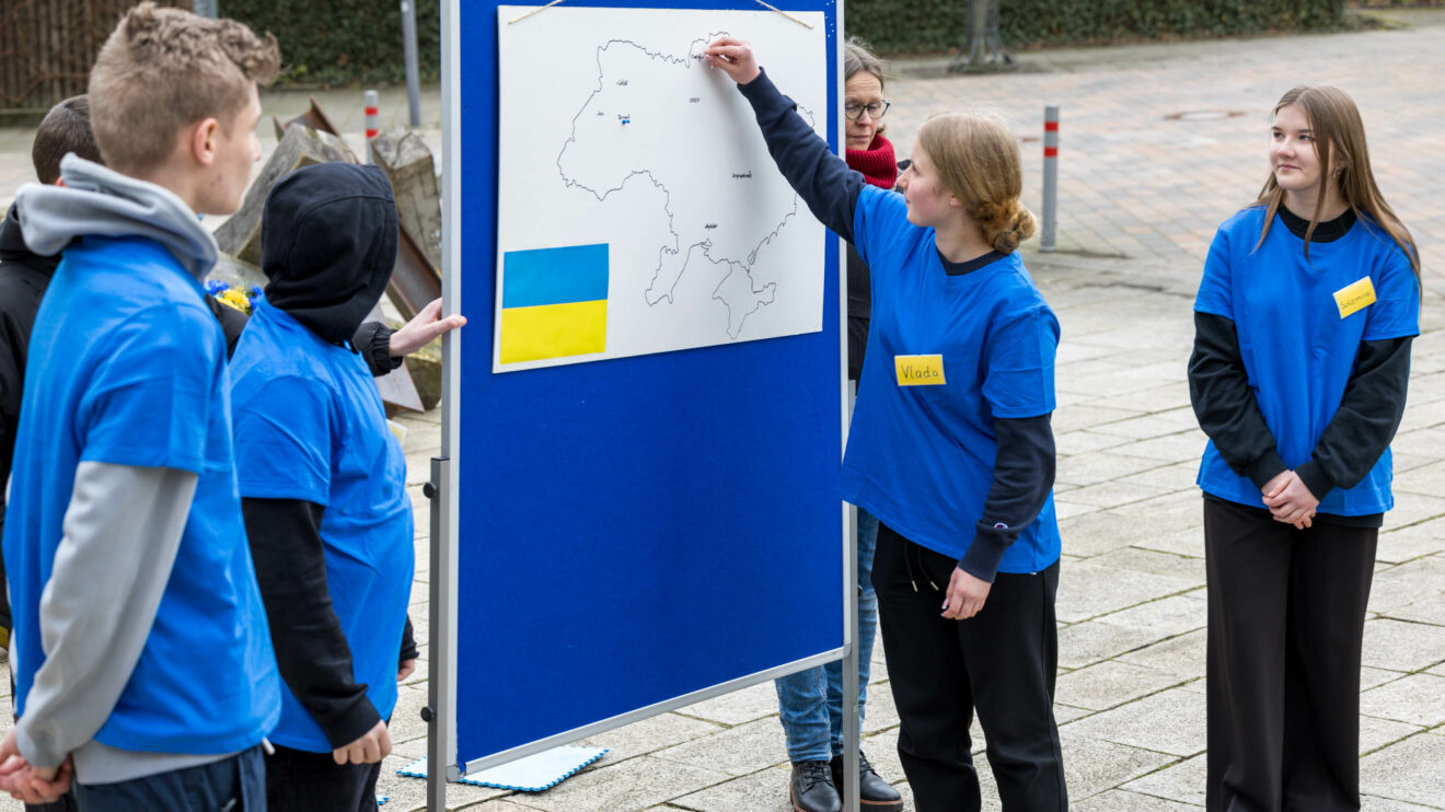Ukrainische Schülerinnen und Schüler der Alexanderschule markieren ihre Heimatorte auf einer Landkarte. Foto: André Thöle