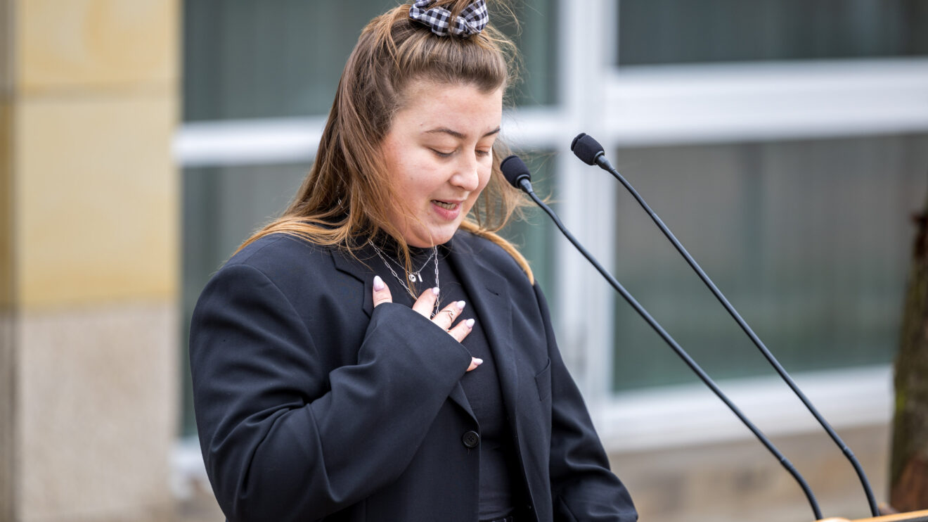 Anna Eberding verliest die Grußbotschaft des Künstlers Volker-Johannes Trieb. Foto: André Thöle