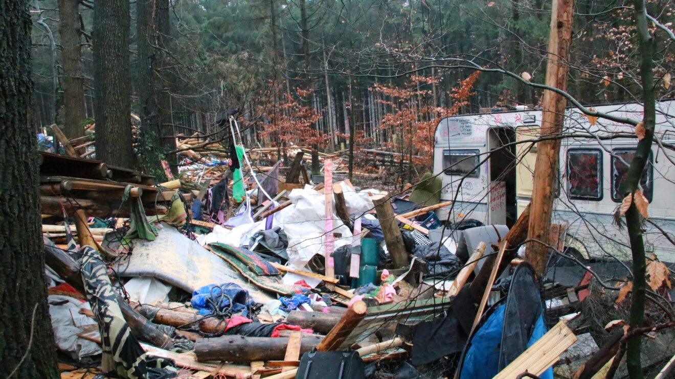 Das verlassene Protestcamp „Waldi 45“ wird von Polizei und THW geräumt. Foto: Marc Dallmöller / md-foto.com